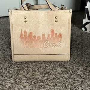 Coach X Jennifer Lopez Dempsey Tote 22 With Nyc Skyline